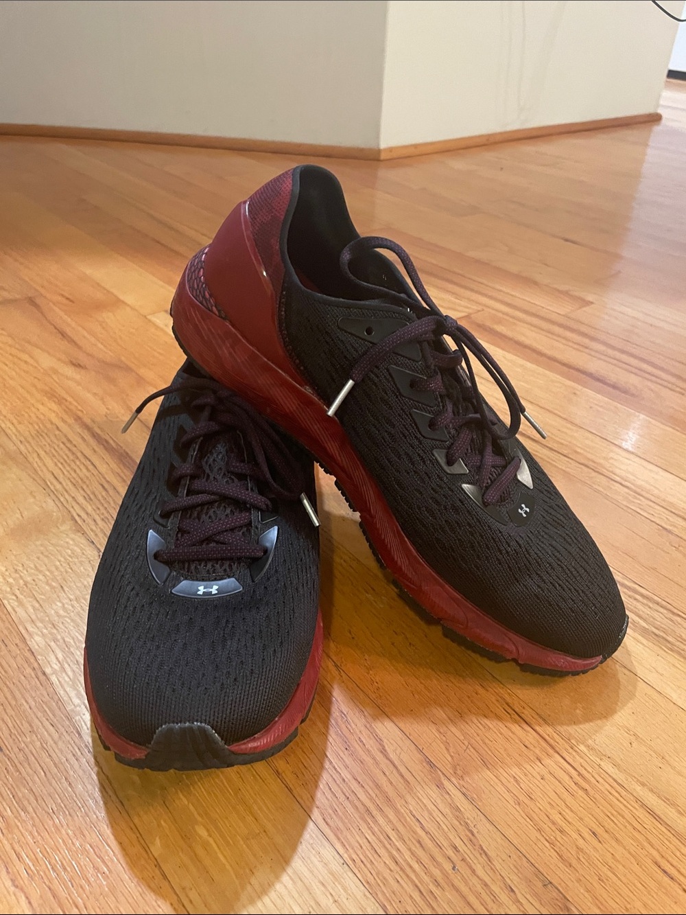 Under Armour Men’s Garnet/Black SC Gamecocks Athletic Shoes Size 11 (Like New)